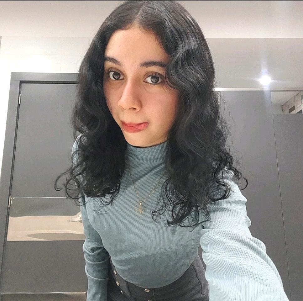 Emily from Ecuador, online for a one-on-one video chat on CallMeChat