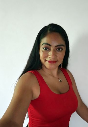Scarlet from Ecuador on CallMeChat — safe video calls with strangers