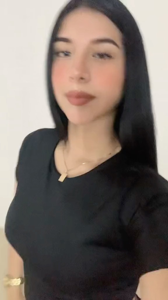 Katie from Ecuador live on a CallMeChat random video call